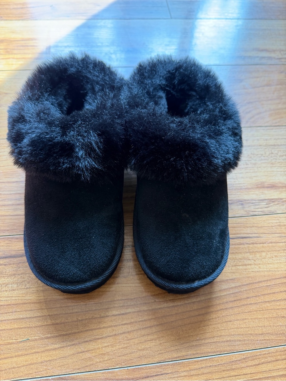 The Children's Place size 2 Black Faux-Fur Lined Slip-On Slippers